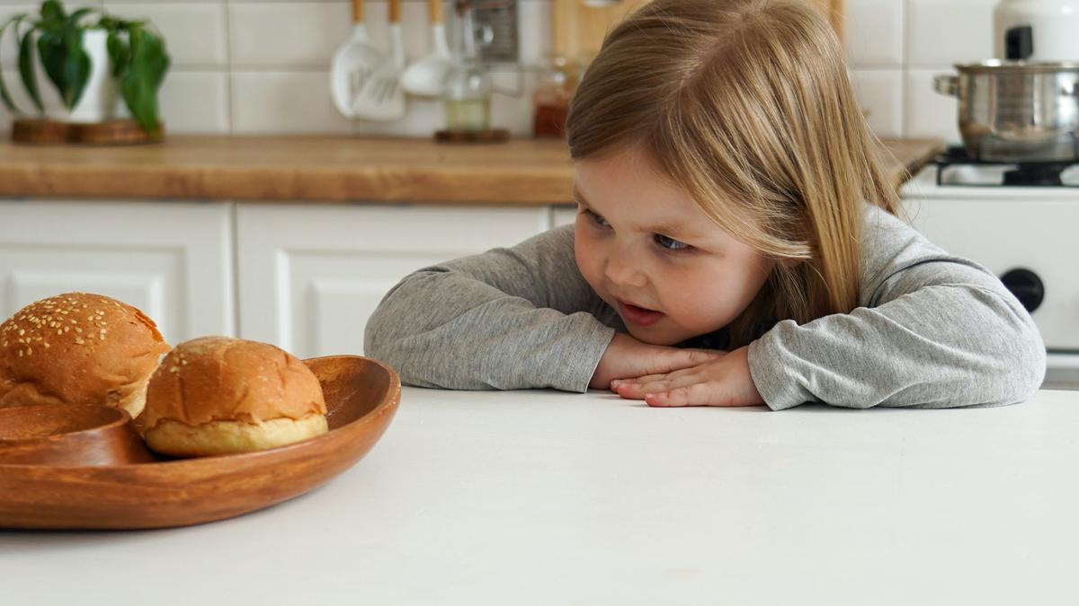 Mudah Dilakukan, Ini 4 Langkah agar Balita Mau Makan Sendiri - DokterSehat
