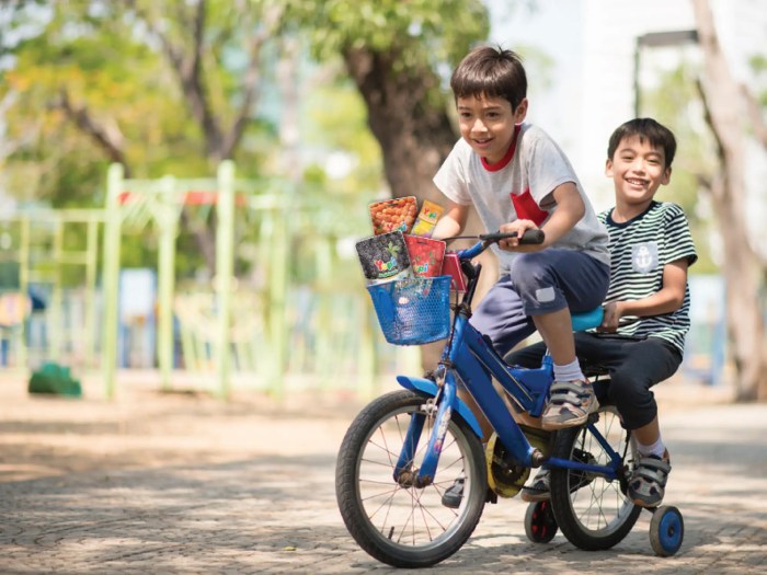 Anak main sepeda