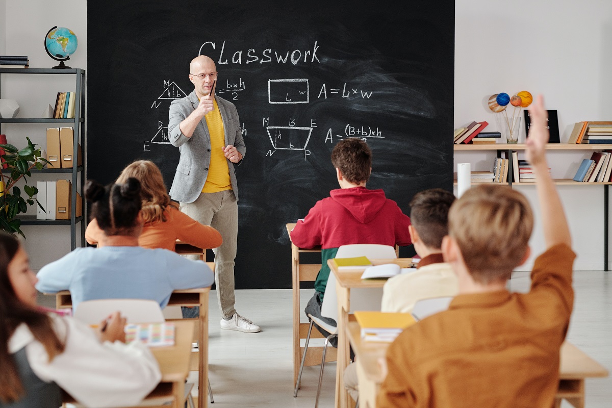 Pendidikan anak usia dini melalui jalur formal yaitu