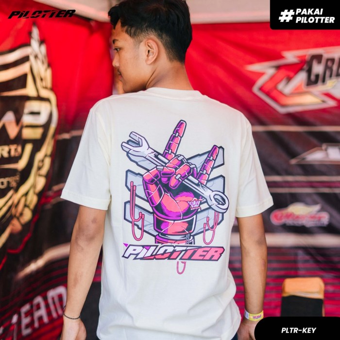 Kaos hitam putih lengan panjang