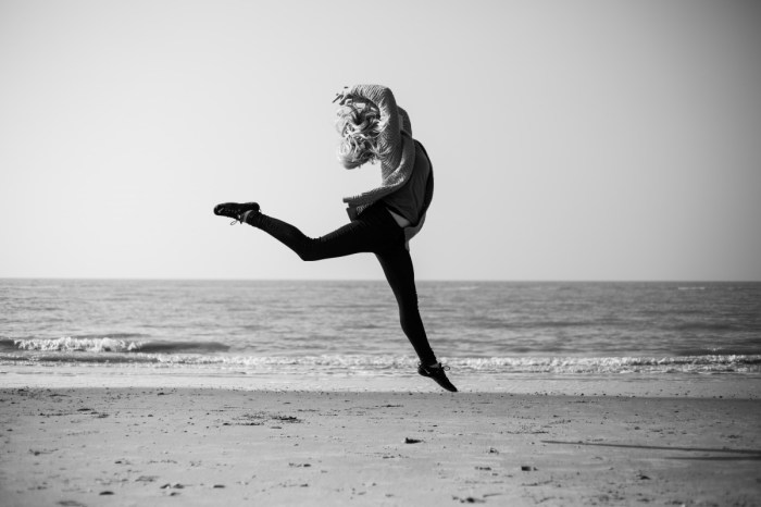 Gambar : bayangan hitam, hitam dan putih, Melompat, satu warna, foto ...