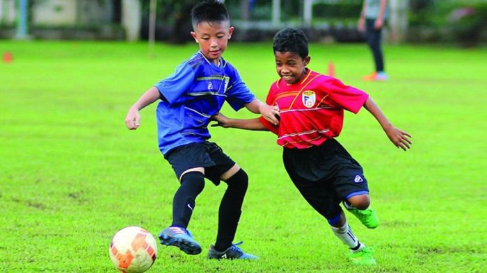Gambar anak anak main bola
